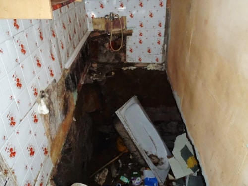Widok w łazience miejsca po zapadniętym stropie nad piwnicami