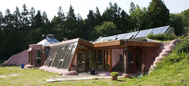  Earthship Brighton – budynek autonomiczny, zbudowany ze zużytych opon samochodowych i ubitej ziemi oraz z innych materiałów pochodzących z odzysku (puszki i butelki), 2006 r.