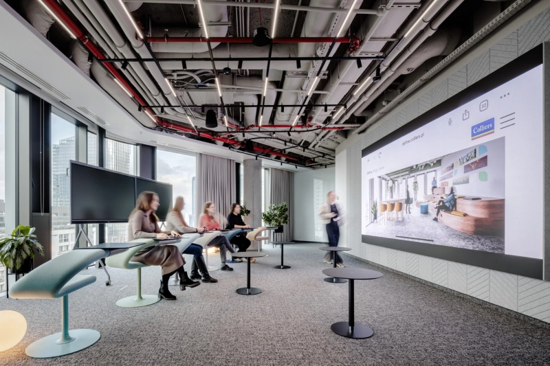 Innovatorium jako zaawansowana przestrzeń technologiczna łączy funkcje warsztatowe i prezentacyjne.