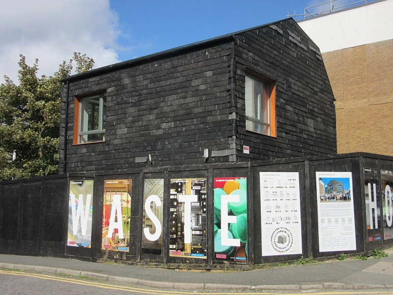 Waste House został zbudowany z odpadów budowlanych i domowych, na terenie kampusu Uniwersytetu w Brighton w 2014 r.