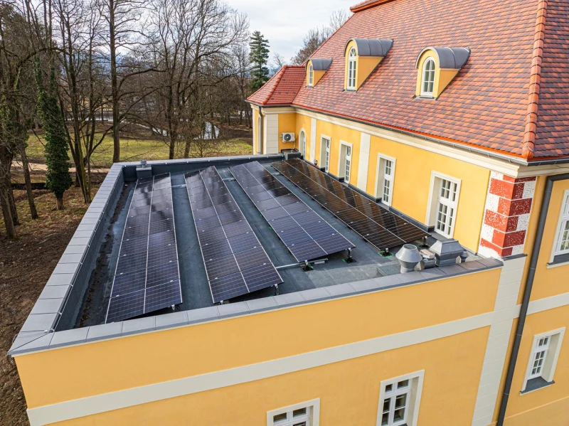panele fotowoltaiczne na dachu pałacu