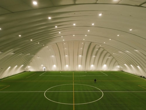 Budowę zadaszenia boiska piłkarskiego na terenie Ośrodka Sportu i         Rekreacji w Dzierżoniowie