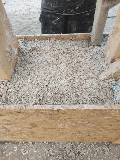 Wypełnienie ścian betonem konopnym (hempcrete)