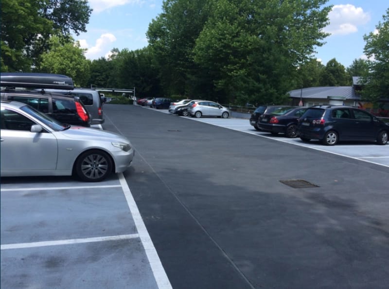 Wielopoziomowy parking pod błękitnym niebem