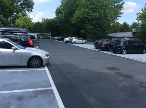 Zdjęcie z artykułu Parking wielopoziomowy. Zaczyna się od przecieku a kończy na odszkodowaniach za uszkodzone samochody