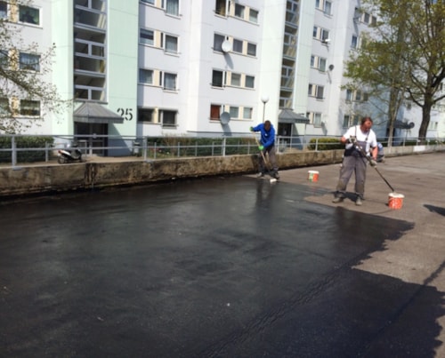 Gruntowanie powierzchni betonowej najwyższej kondygnacji parkingu wielopoziomowego tzw, stropodachu