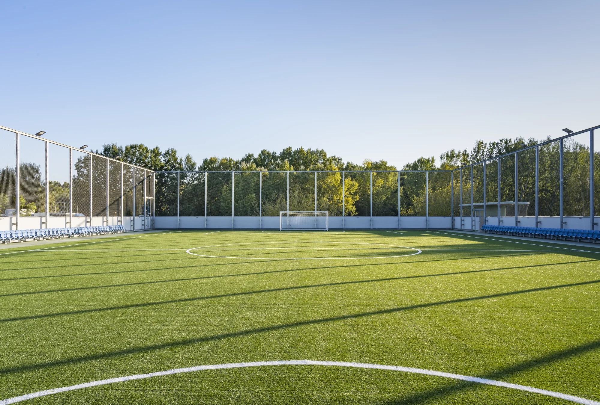 Nowoczesne boisko na dachu – z murawą, trybunami i oświetleniem to znak rozpoznawczy szkoły na Białołęce
