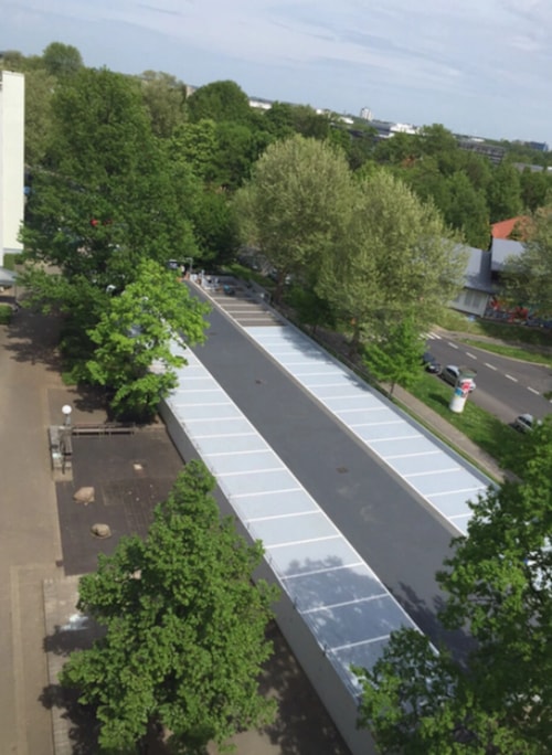 Górna kondygnacja parkingu wielopoziomowego domu mieszkalnego w Salzgitter 