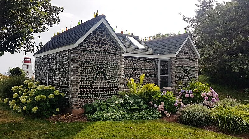 Bottle House – dom ze szklanych butelek na Wyspie Księcia Edwarda w Kanadzie; 