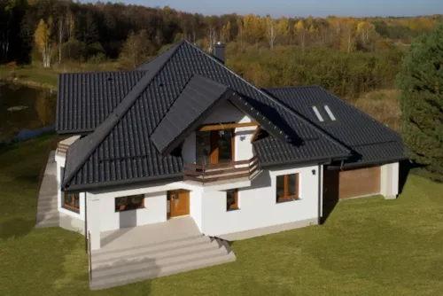 Zdjęcie z artykułu Krycie dachówką – jak kształt dachu wpływa na koszty?