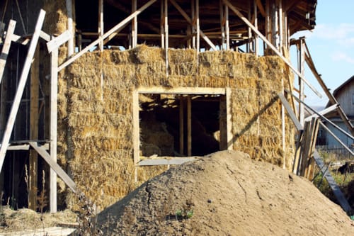 Zdjęcie z artykułu Budowanie z kostek słomy - naturalne domy w technologii strawbale