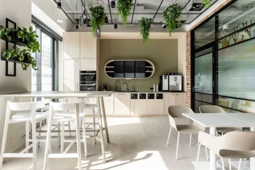 Zdjęcie z artykułu Kolory w przestrzeniach biurowych – jak barwy wpływają na emocje i produktywność?